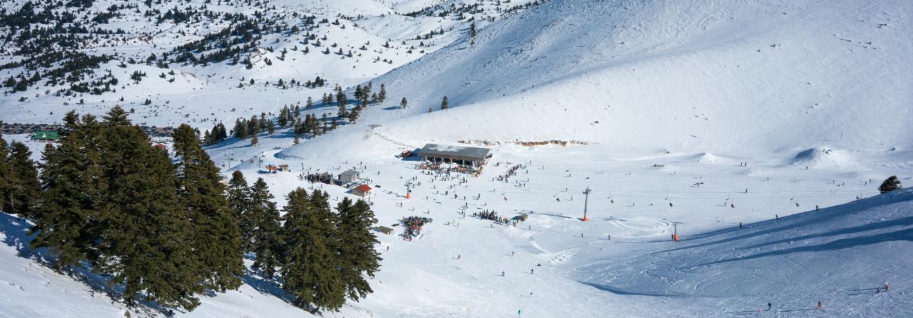 Το χιονοδρομικό κέντρο Χελμού, στην τοποθεσία Βαθιά Λάκκα, 14 χιλ από την πόλη των Καλαβρύτων