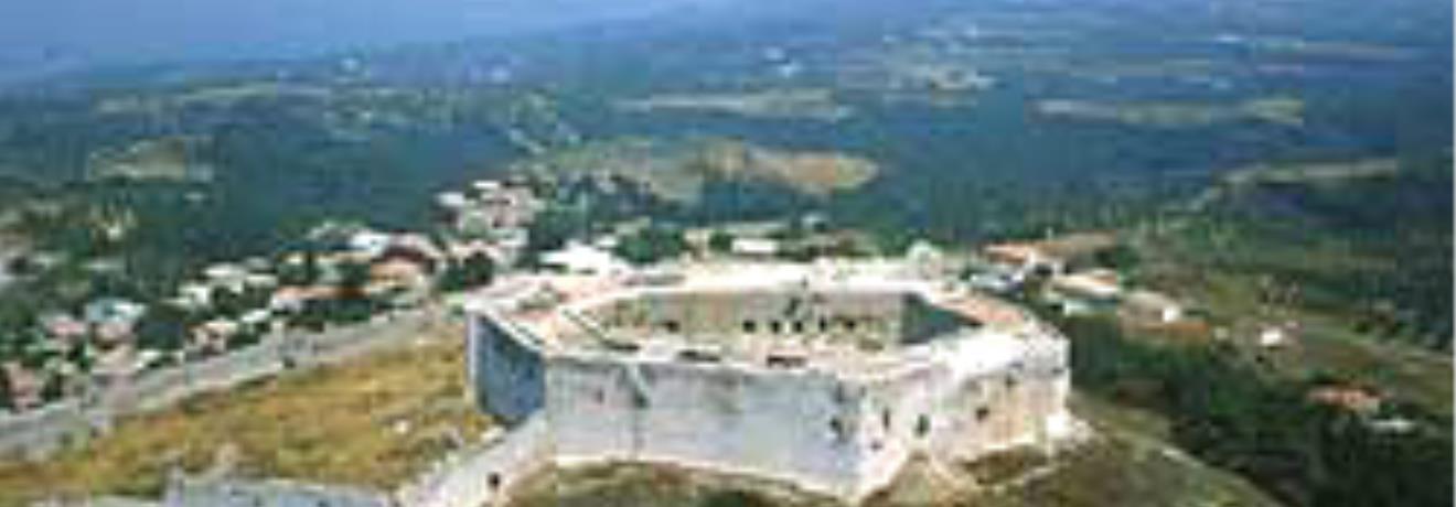 Κάστρο Χλεμούτσι, αμφιθεατρική άποψη