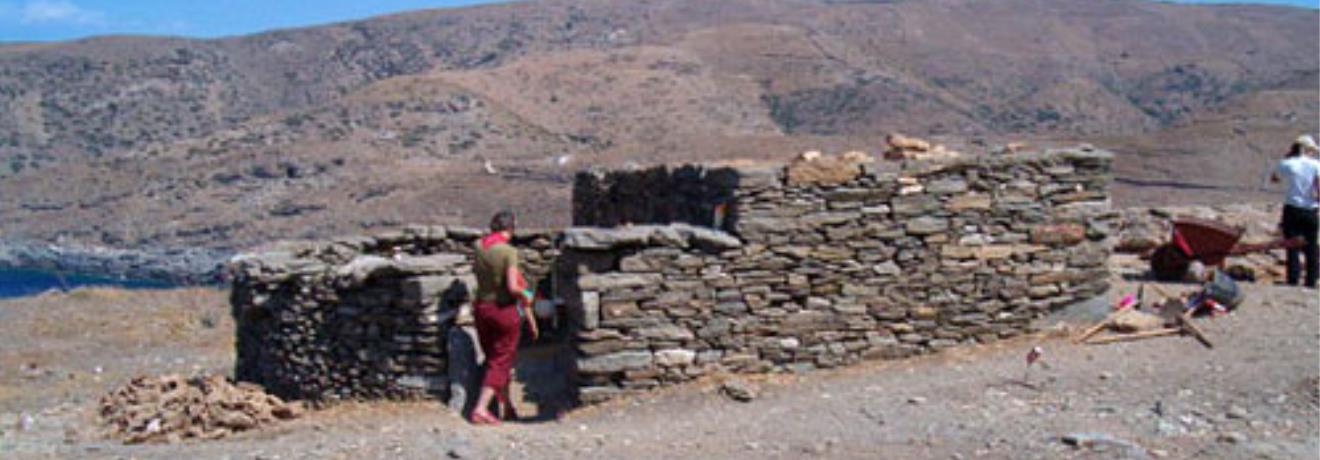 Κύθνος/Μεσαριά, Βρυόκαστρο - στην κορυφή της Ακρόπολης βρέθηκε ιερό αφιερωμένο στη θεά Δήμητρα