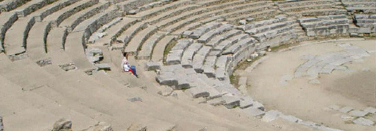 Το αρχαίο θέατρο - μετά τη Ρωμαϊκή αποίκιση γίνονται αλλαγές σύμφωνα με τα προτιμώμενα θεάματα της εποχής