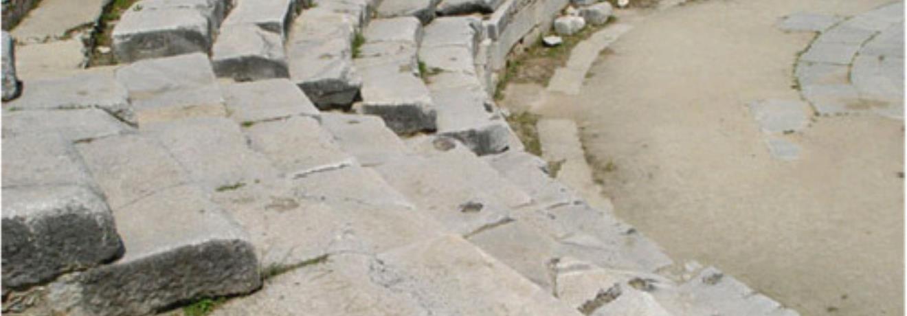 Το αρχαίο θέατρο - η τελευταία διαρρύθμιση από τους Ρωμαίους (3ος αι. π.Χ.) μεταβάλλει την ορχήστρα σε κυκλική αρένα για θηριομαχίες & μονομαχίες