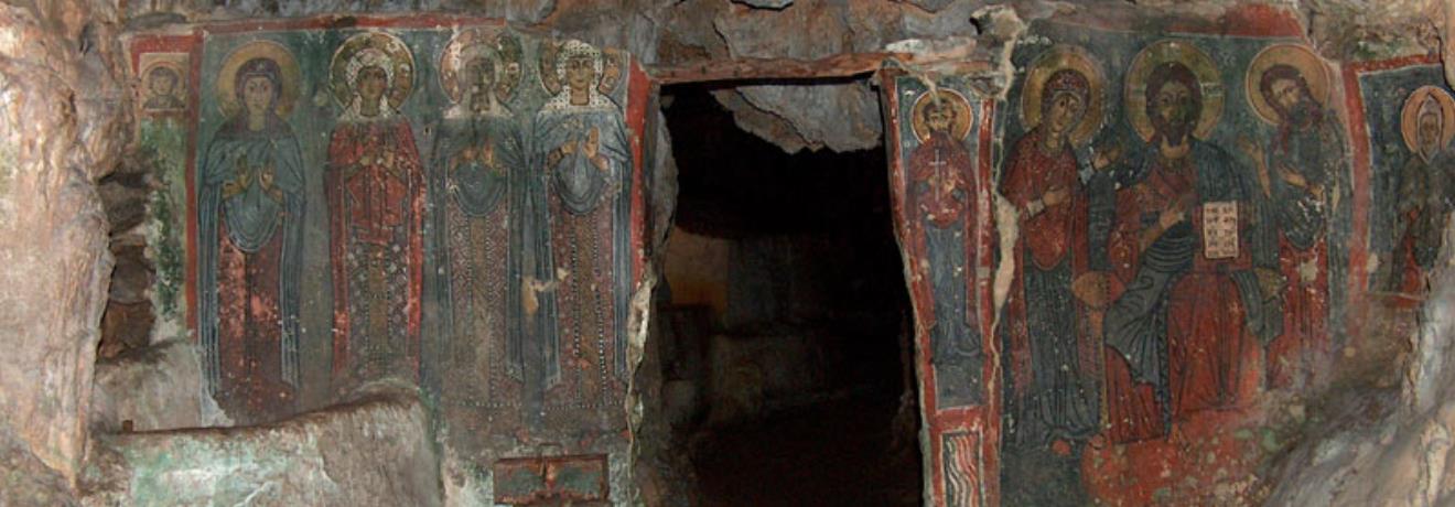 Μυλοπόταμος, το εσωτερικό του σπηλαίου της Αγίας Σοφίας με το εκκλησάκι