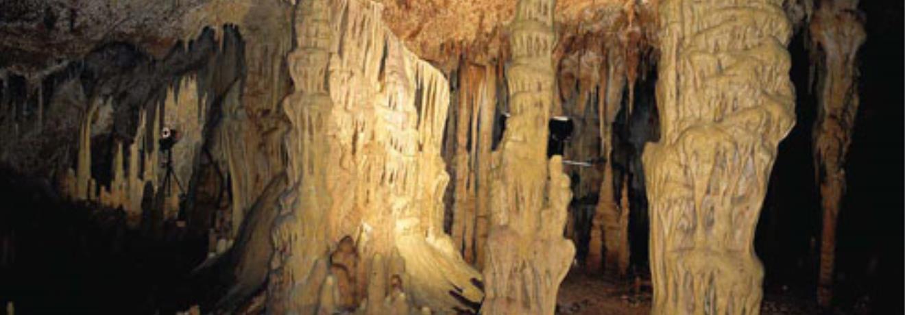 Σπήλαιο Αλιστράτης, από τον προθάλαμο ξεκινούν διάφορες στοές με μεγάλο ύψος και πλουσιότατο διάκοσμο από σταλακτίτες & σταλαγμίτες