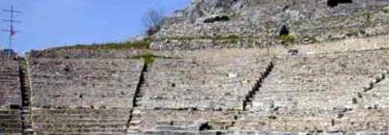 Το αρχαίο θέατρο (γύρω στο 356 π.Χ.)