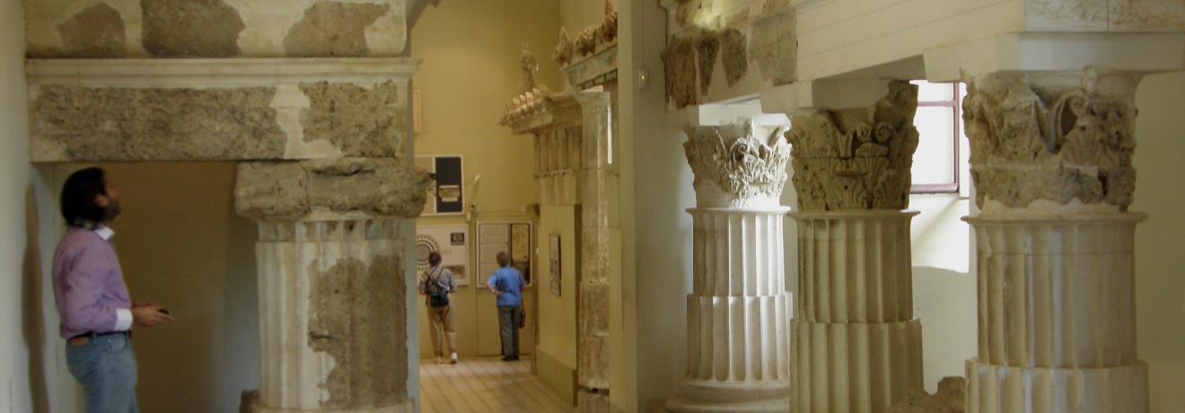 Σωζόμενα αρχιτεκτονικά μέλη από τα κτίρια του Ασκληπιείου στο Αρχαιολογικό Μουσείο Επιδαύρου