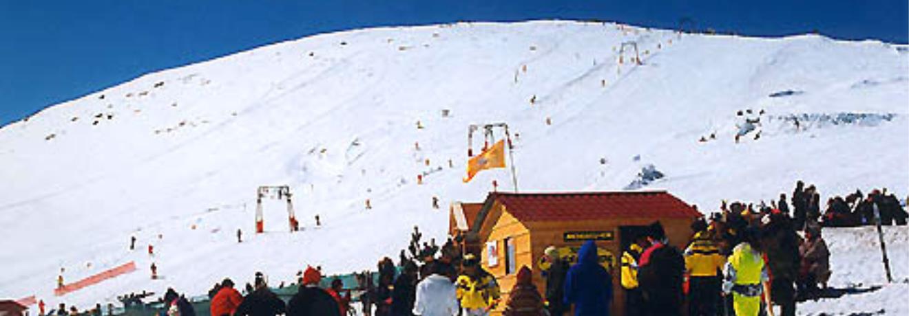 Σκιέρ στις εγκαταστάσεις του Χιονοδρομικού Κέντρου