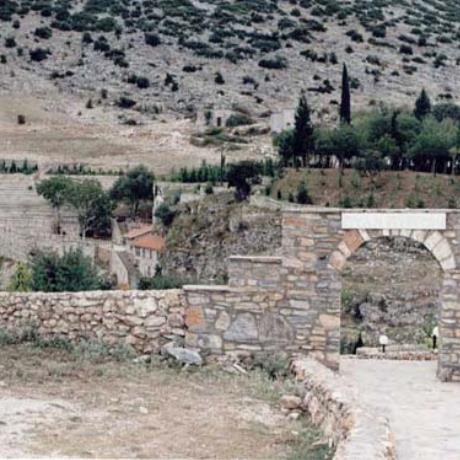 Πετρούσα, άποψη του φαραγγιού με τα κτίσματα εντός, ΠΕΤΡΟΥΣΣΑ (Κωμόπολη) ΔΡΑΜΑ