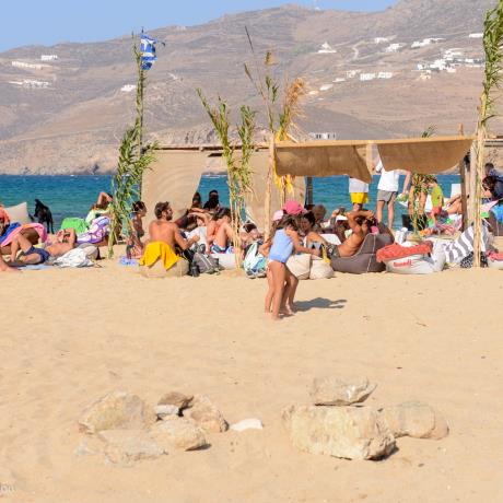 Απολαμβάνοντας τον ήλιο, τη θάλασσα και τον αέρα, ΦΤΕΛΙΑ (Παραλία) ΜΥΚΟΝΟΣ