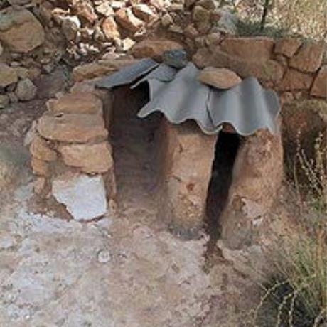 Ένας τάφος στο Μινωικό νεκροταφείο στον Στύλο, ΣΤΥΛΟΣ (Χωριό) ΑΡΜΕΝΟΙ