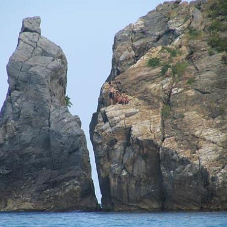 Επιβλητικά βράχια, ΑΓΙΟΙ ΣΑΡΑΝΤΑ (Οικισμός) ΖΑΓΟΡΑ-ΜΟΥΡΕΣΙ