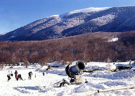 3-5 Pigadia, a machine creating snow 3-5 PIGADIA (Ski centre) NAOUSSA