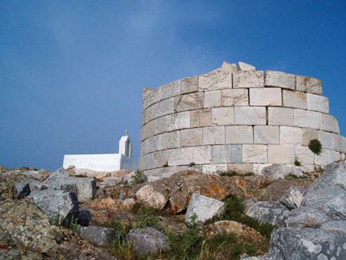 Megalo Chorio, Aspropyrgos (White Tower); on the east of it the ruins of the Gria Castle are visible MEGALO CHORIO (Village) SERIFOS