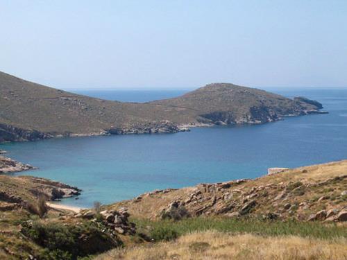 Kalo Ambeli beach is situated at the far end of a bay, in the south of the island  KALO AMBELI (Beach) SERIFOS