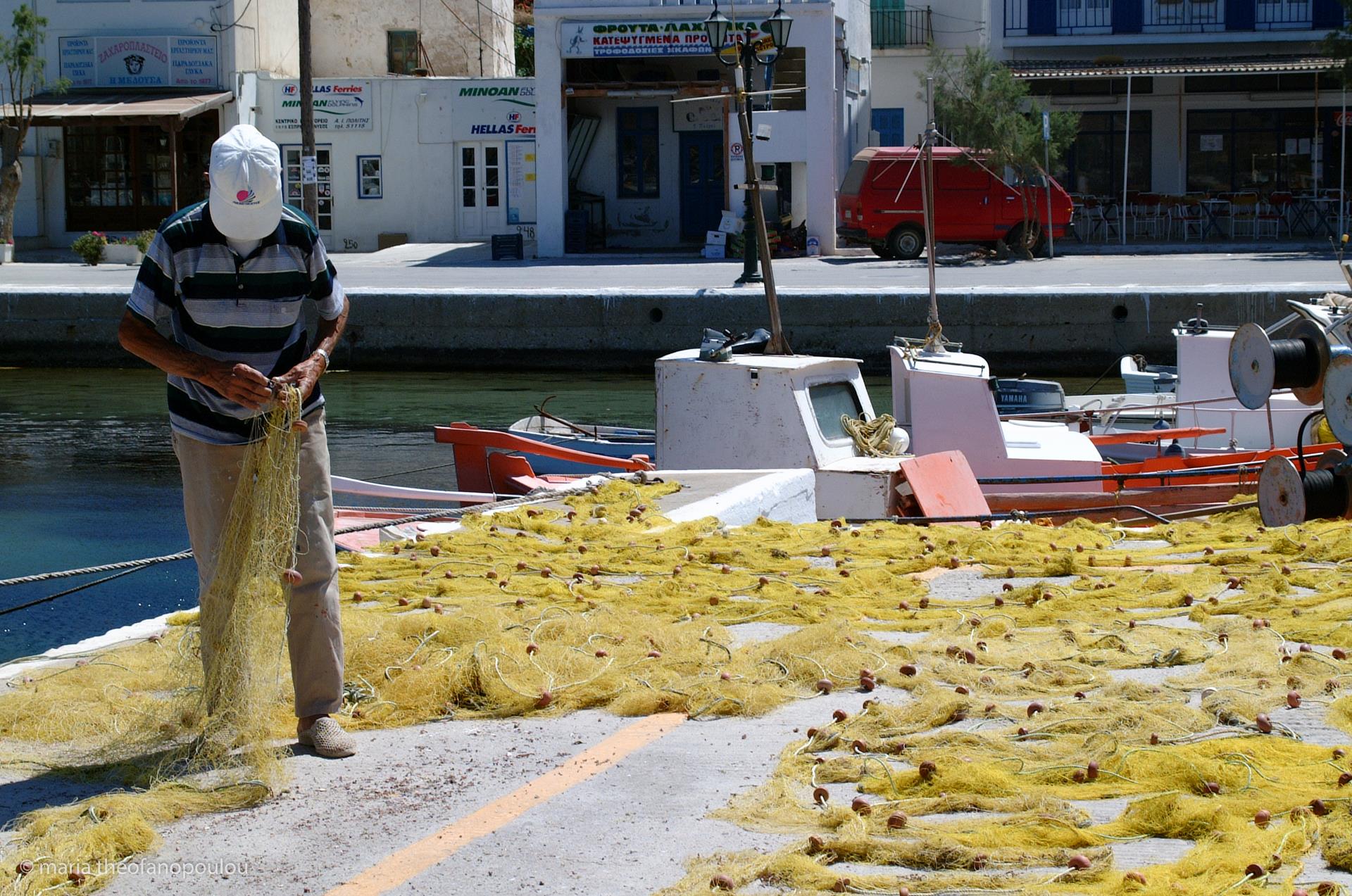 Fisherman at Serifos port SERIFOS (Port) KYKLADES