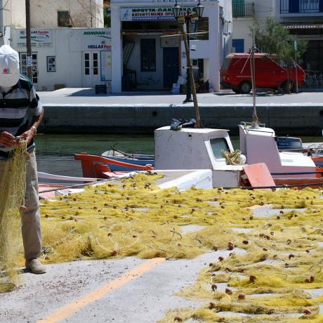 Fisherman at Serifos port, SERIFOS (Port) KYKLADES