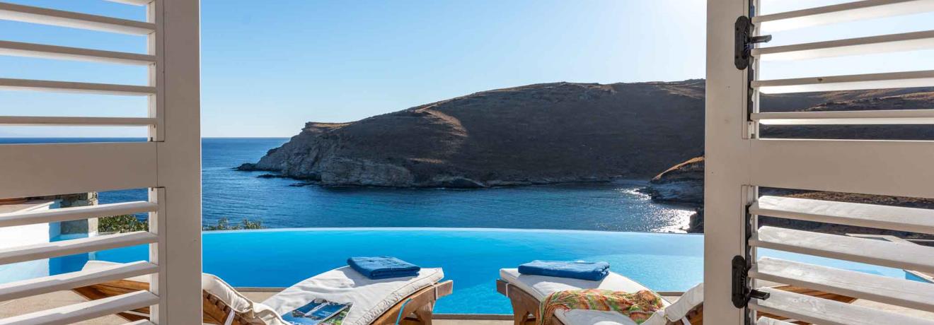 Outdoor pool. Sea View.