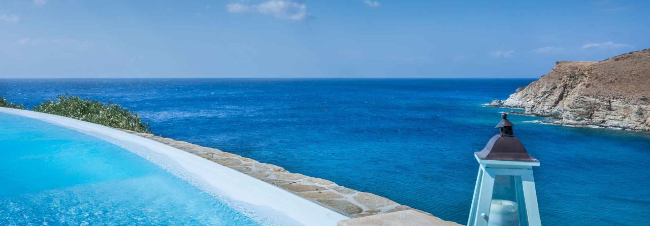 Outdoor pool. Sea View.