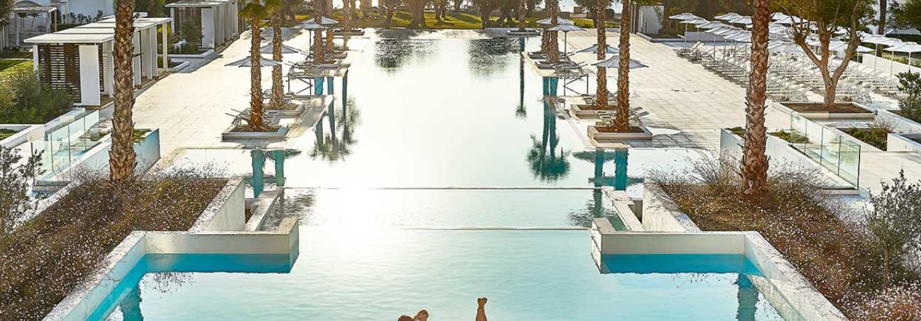 Outdoor pool - View to the sea