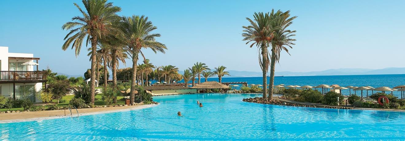 Outdoor pool - View to the sea