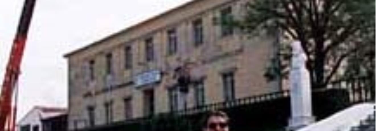 Η μεγαλύτερη σημαία του κόσμου μπροστά από το Δημαρχείο