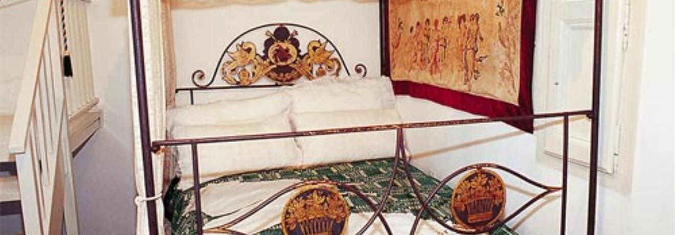 Λαογραφικό Μουσείο Μήλου· κρεβάτι στολισμένο με κεντήματα