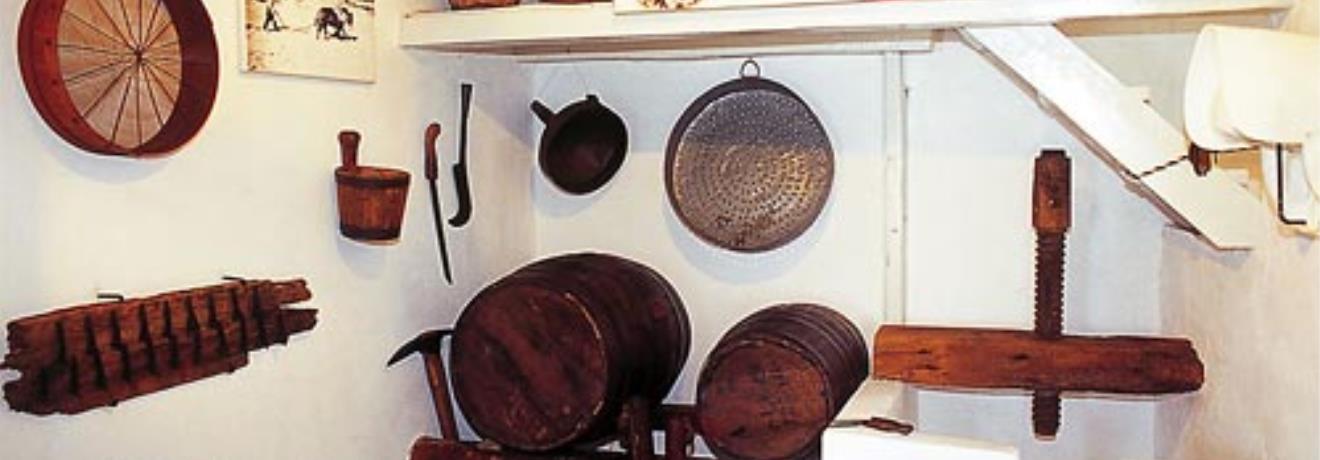 Λαογραφικό Μουσείο Μήλου· το κελάρι χρησίμευε και ως αποθήκη των αγροτικών προϊόντων