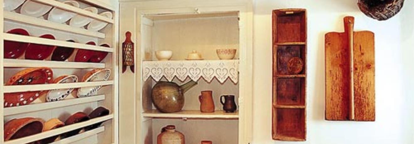 Λαογραφικό Μουσείο Μήλου· πολύχρωμα κεραμικά πιάτα και άλλα οικιακά σκεύη