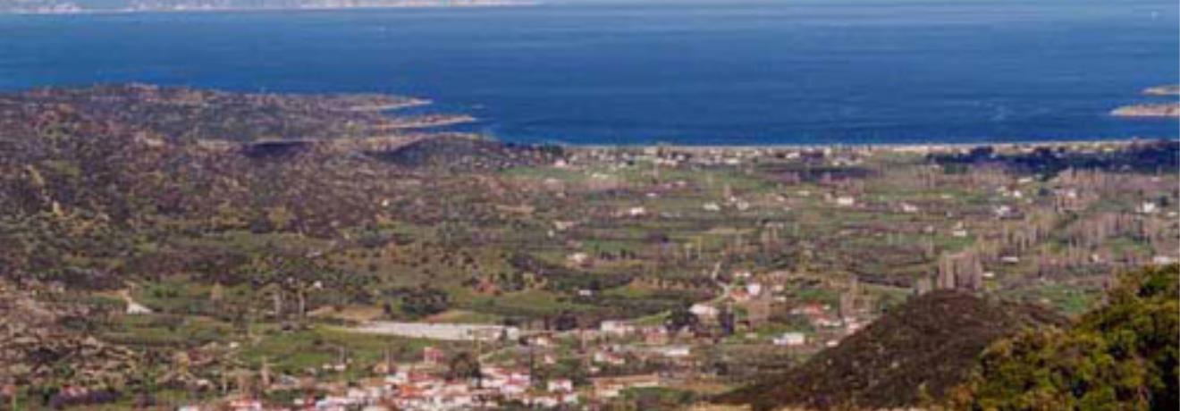 Χτισμένη σε μια εύφορη πεδιάδα με θέα στη θάλασσα