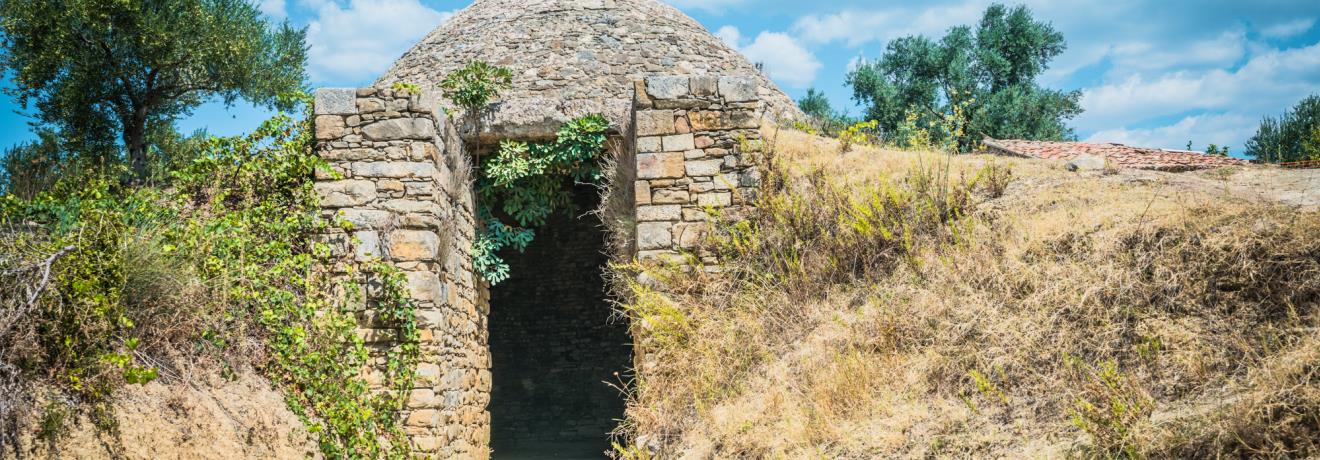 Θολωτός τάφος, βορειοανατολικά του Ανακτόρου του Νέστορα, που αναστηλώθηκε το 1957.