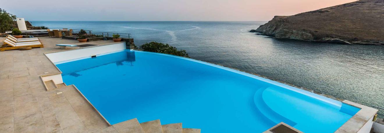 Outdoor pool. Sea View.