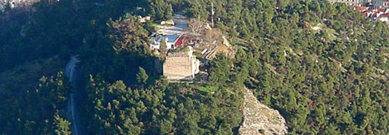 Βυζαντινή Ακρόπολη Σερρών, αεροφωτογραφία που δείχνει τον λόφο Κουλά όπου η Ακρόπολη ορθώνεται