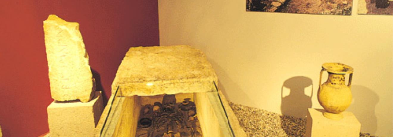 Αρχαιολογικά ευρήματα (2000 π.Χ.) από τις ανασκαφές του Γερμανού αρχαιολόγου Νταίρπφελντ