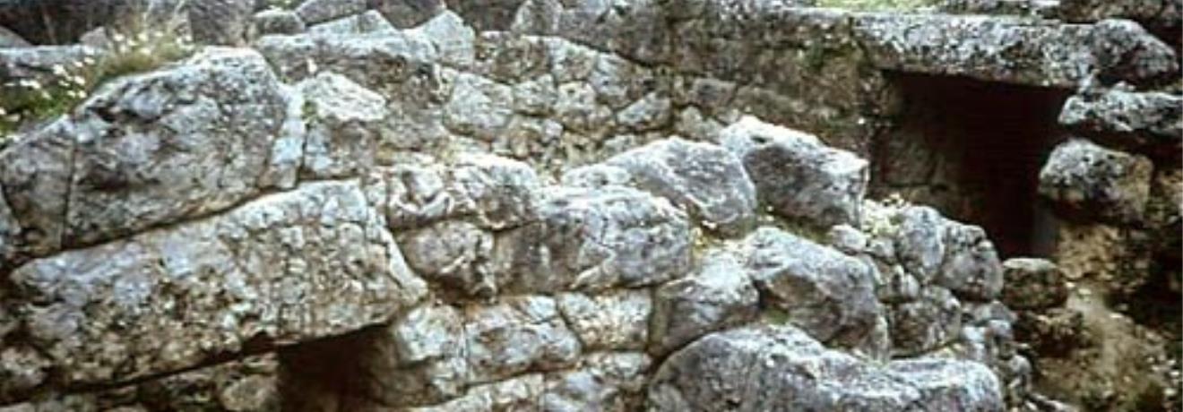 Είσοδοι και τείχη αιθουσών από ΒΔ - Κίχυρος (Εφύρη)