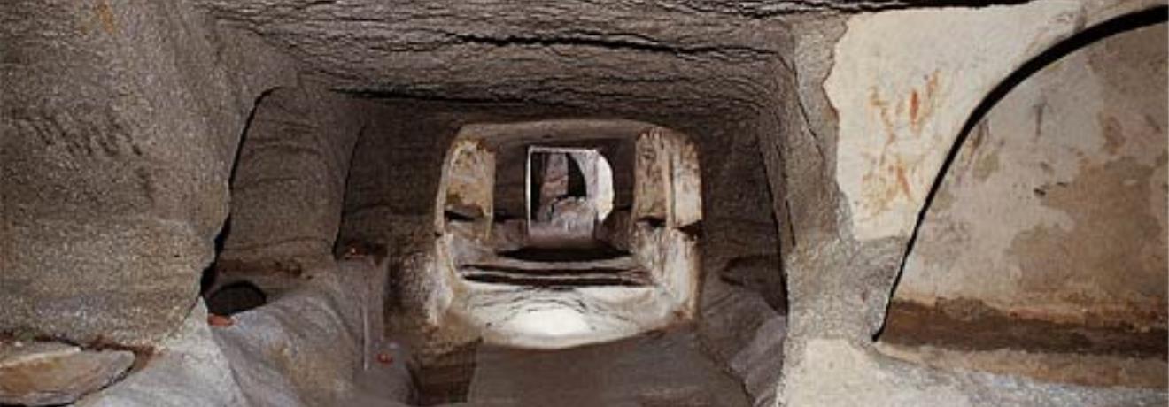 Κατακόμβες Μήλου· στο εσωτερικό των κατακομβών, δεξιά & αριστερά πάνω στους τοίχους, υπάρχουν τα 'αρκοσόλια' - μέσα σ' αυτά & στο πάτωμα ανοίγονταν οι τάφοι (σώζονται 126)