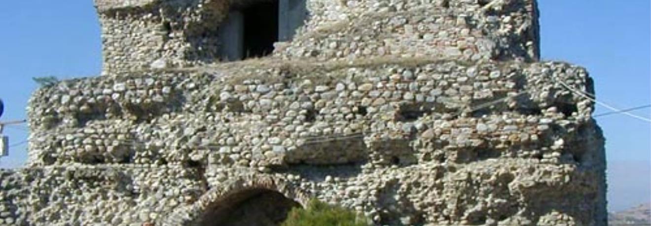 Βυζαντινή Ακρόπολη Σερρών (9ος αι. μ.Χ.), χτισμένη στο λόφο Κουλά δίπλα στην πόλη των Σερρών