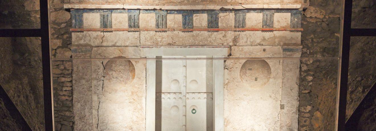 Ο τάφος του Φιλίππου Β΄, μεγάλος διθάλαμος μακεδονικός τάφος με ναόσχημη πρόσοψη που συνδυάζει στοιχεία του δωρικού και ιωνικού ρυθμού.