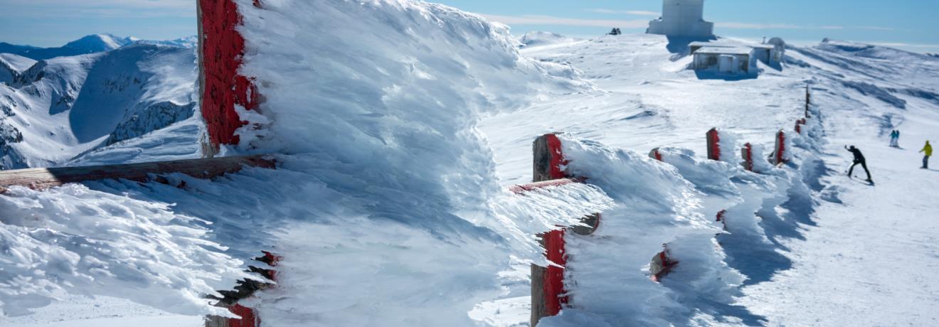 Χιονισμένο το Αστεροσκοπείο Χελμού, στη Νεραϊδοράχη σε υψόμετρο 2.340 μ.