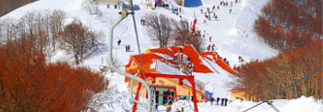A spectacular view of the snow-white slope & the facilities of the ski centre