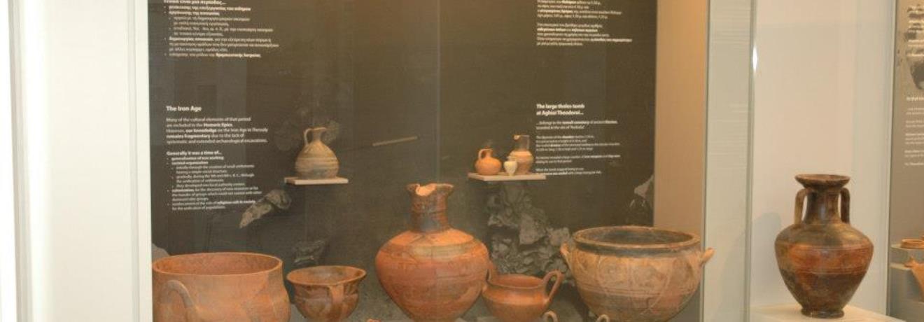 Iron Age pottery from the tomb at Agioi Theodoroi (Archaeological Museum of Karditsa)
