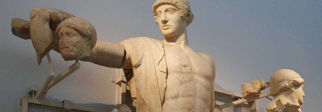Η εμβληματική μορφή του Απόλλωνα από το δυτικό αέτωμα του ναού του Δία