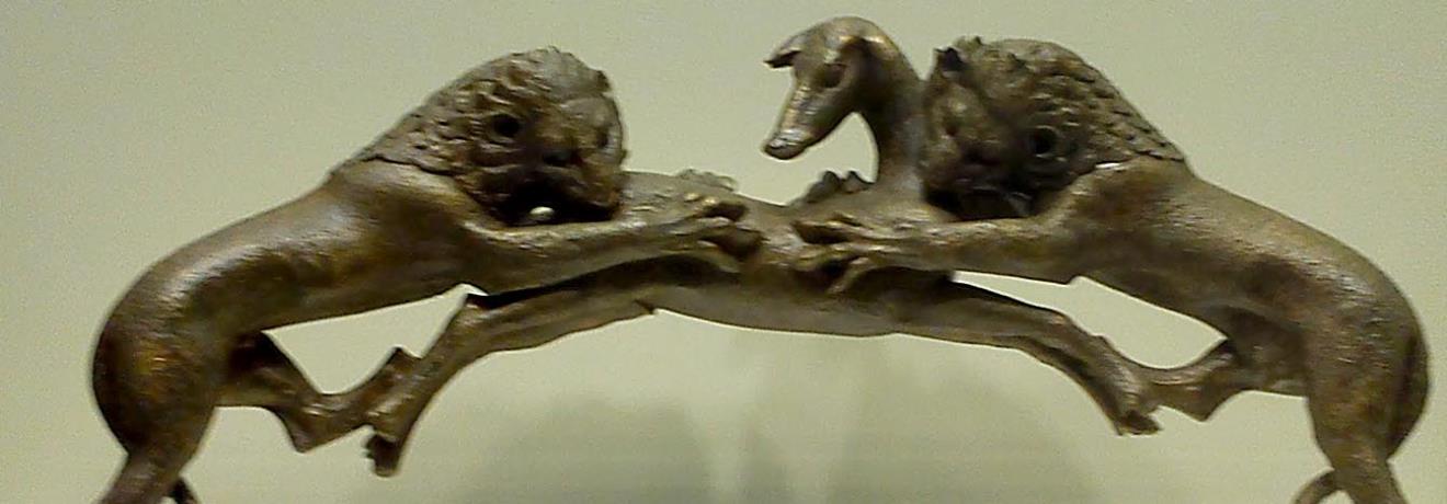 Δύο λιοντάρια κατασπαράζουν ελάφι. Διακόσμηση χάλκινης λαβής αγγείου, περ. 480 π.Χ.