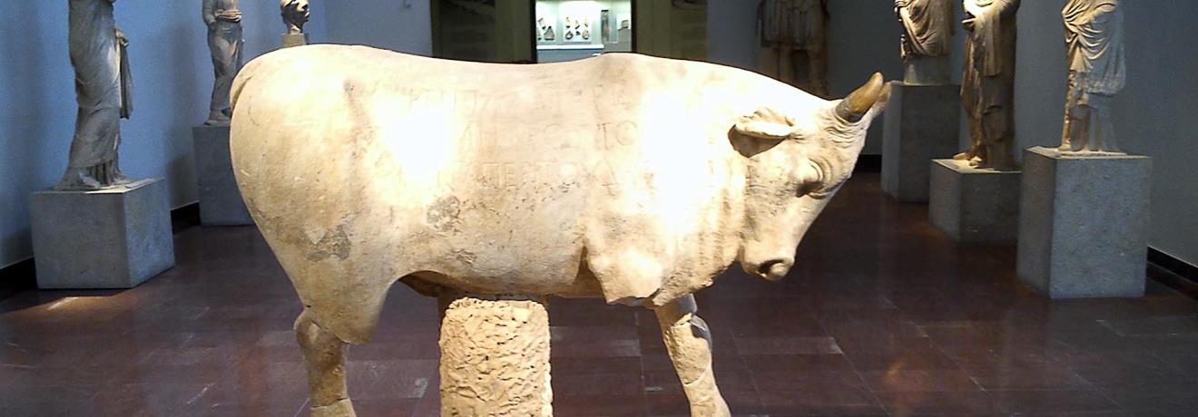 Μαρμάρινος ταύρος, αφιέρωμα της Ρήγιλλας, συζύγου του Ηρώδη Αττικού, όπως μας πληροφορεί η επιγραφή του. 2ος αι. μ.Χ.