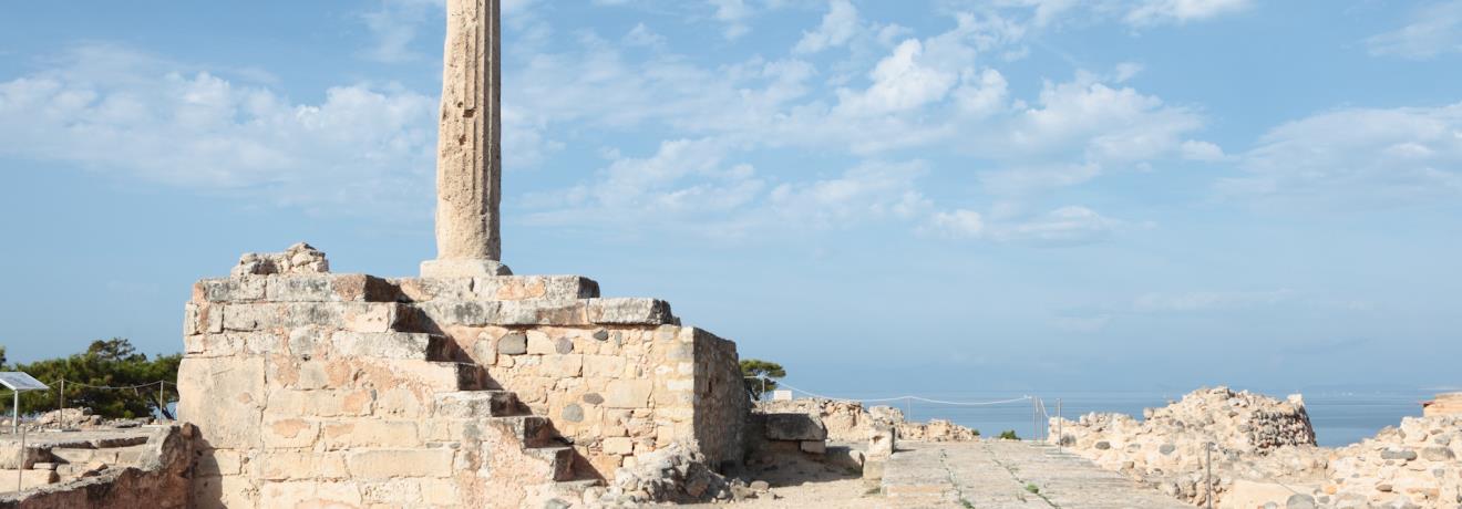 Ο ναός του Απόλλωνα, δωρικός περίπτερος από Αιγινήτικο πωρόλιθο, χρονολογείται γύρω στο 520-500 π.Χ.