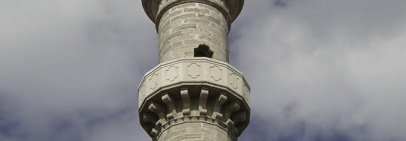 Ο μιναρές του Σουλεϊμάν Τζαμί στη μεσαιωνική πόλη της Ρόδου